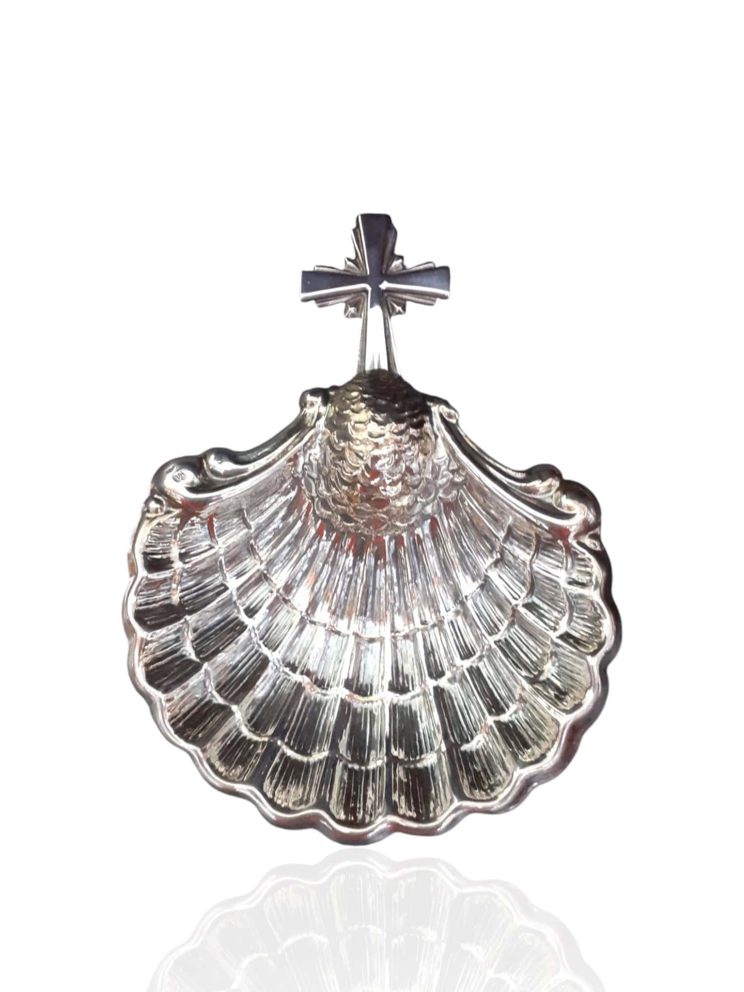 Concha de bautismo con cruz.Plata