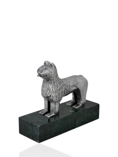 León de la Alhambra. Metal plateado