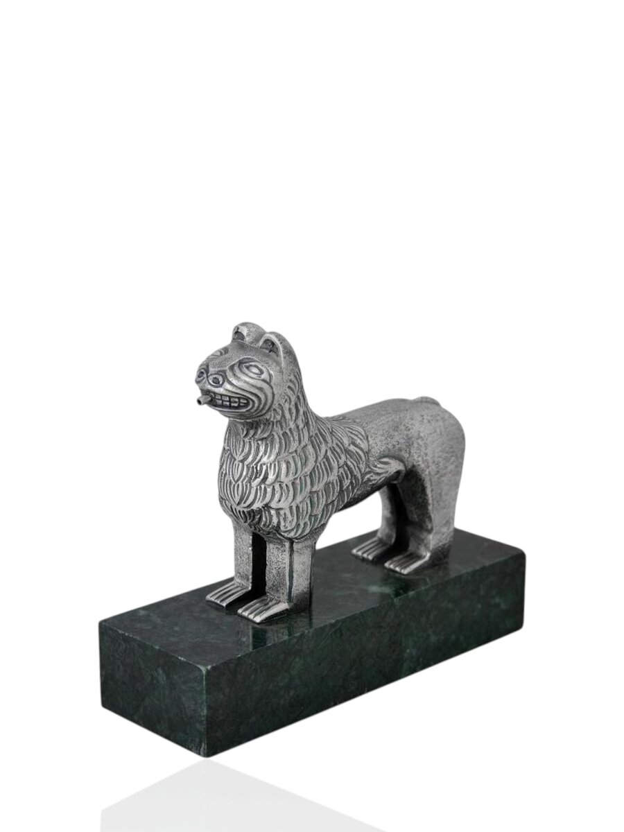 León de la Alhambra. Metal plateado