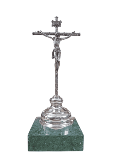 Crucifijo en plata de ley.